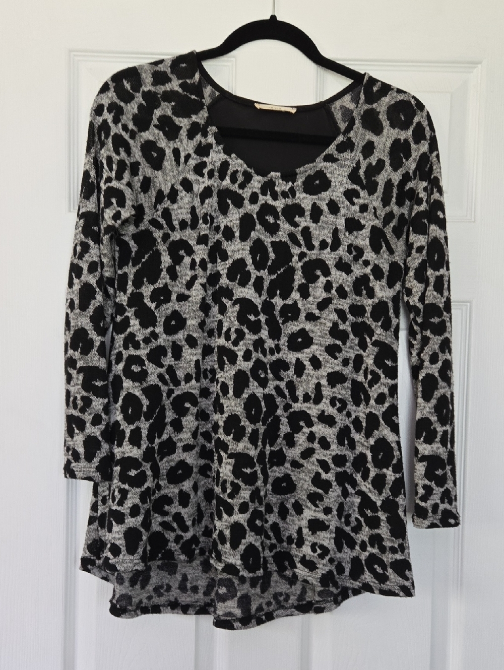 Le Lis Black & Gray Leopard Print Long Sleeve Tee